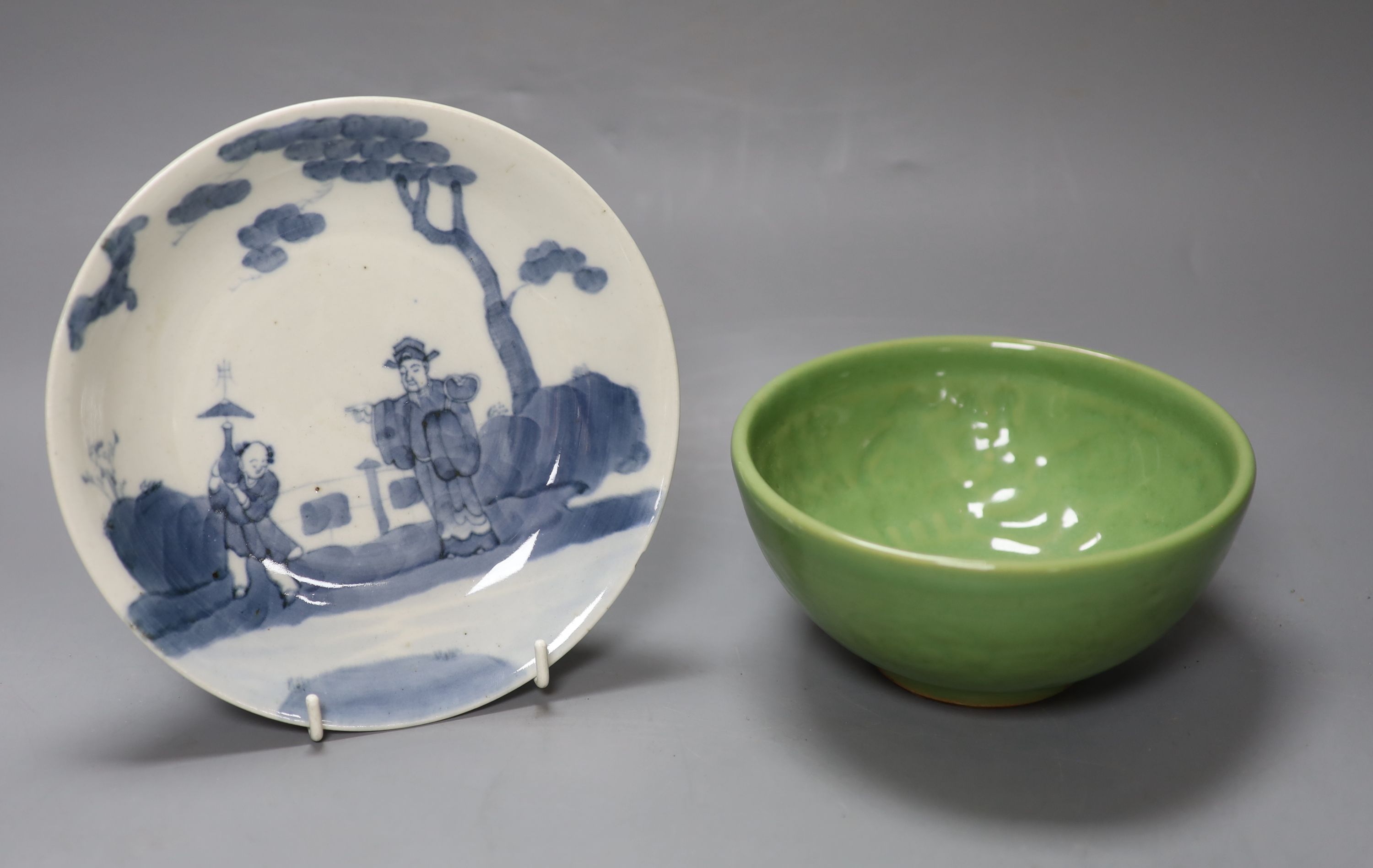 A Chinese blue and white dish, diameter 18cm, and a green glazed bowl